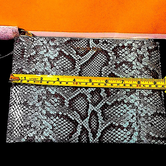 MICHAEL KORS EMBOSSED LEATHER CLUTCH WRISTLET(NWT) - Picture 10 of 11